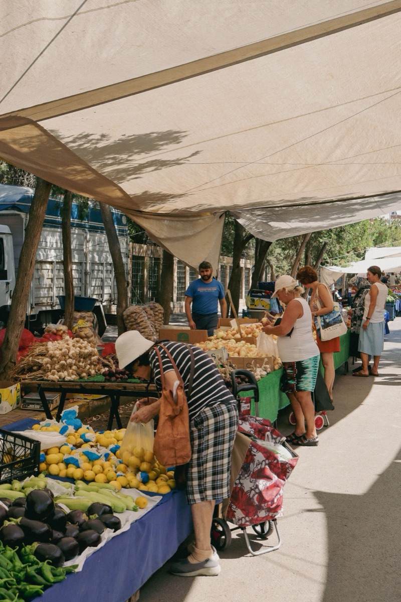 Commerçants ambulants sur un marché en extérieur